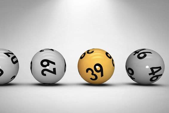 Boules de loterie avec des numéros.