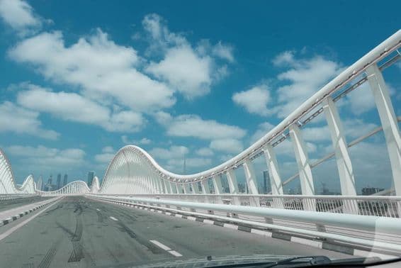 Pont moderne abstrait blanc avec ciel bleu et nuages en arrière-plan.