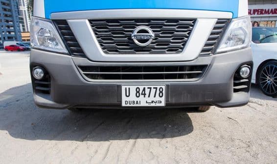 Voiture avec plaque d'immatriculation de Dubaï