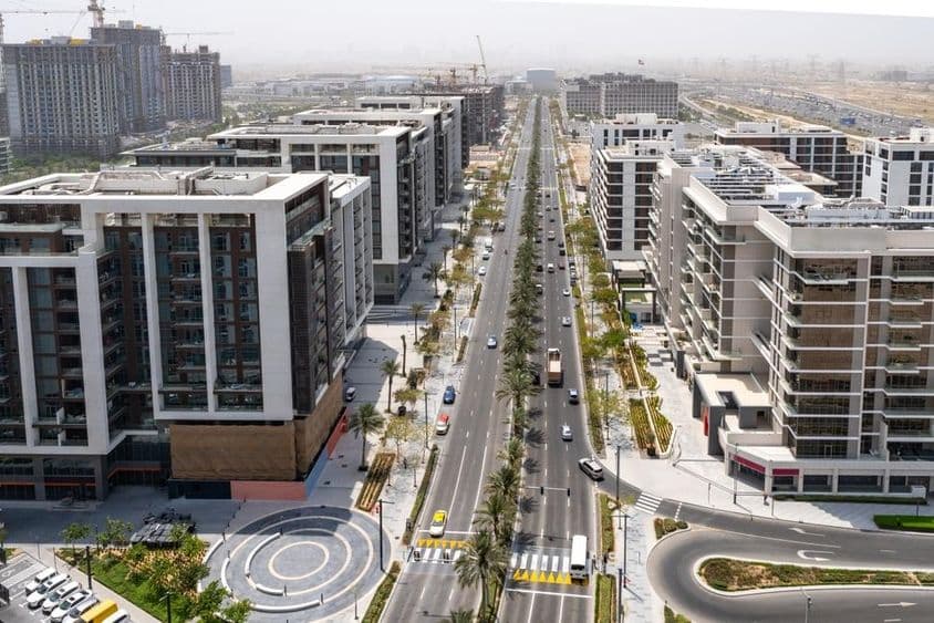 Bâtiments et parc avec routes, bâtiments en construction et communauté résidentielle.