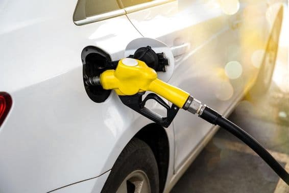 Faire le plein d'une voiture dans une station-service à Dubaï.