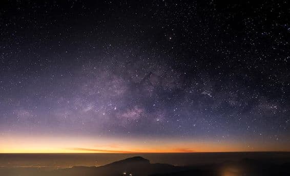 Hautes montagnes, nuit, Voie lactée, et étoiles dans le ciel nocturne sont magnifiques.