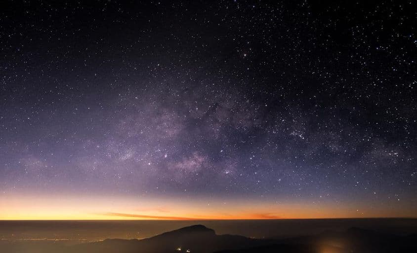 Hautes montagnes, nuit, Voie lactée, et étoiles dans le ciel nocturne sont magnifiques.