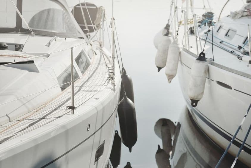Voilier blanc et moderne amarré à une marina.
