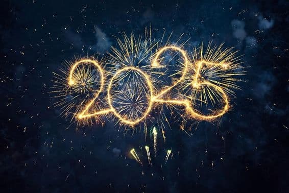 Bonne année 2025, feux d'artifice dorés et chiffres scintillants, 2025 sur fond de ciel bleu nocturne.