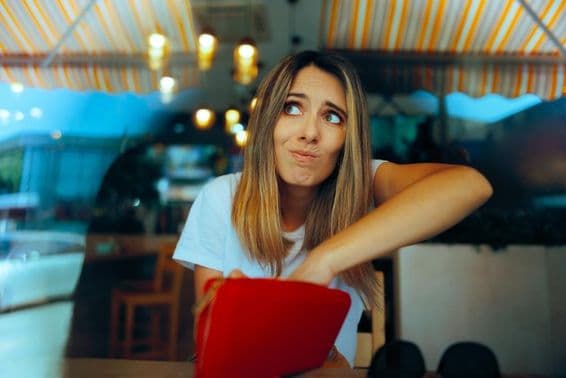 Femme inquiète sans assez d'argent en raison des hausses de prix.