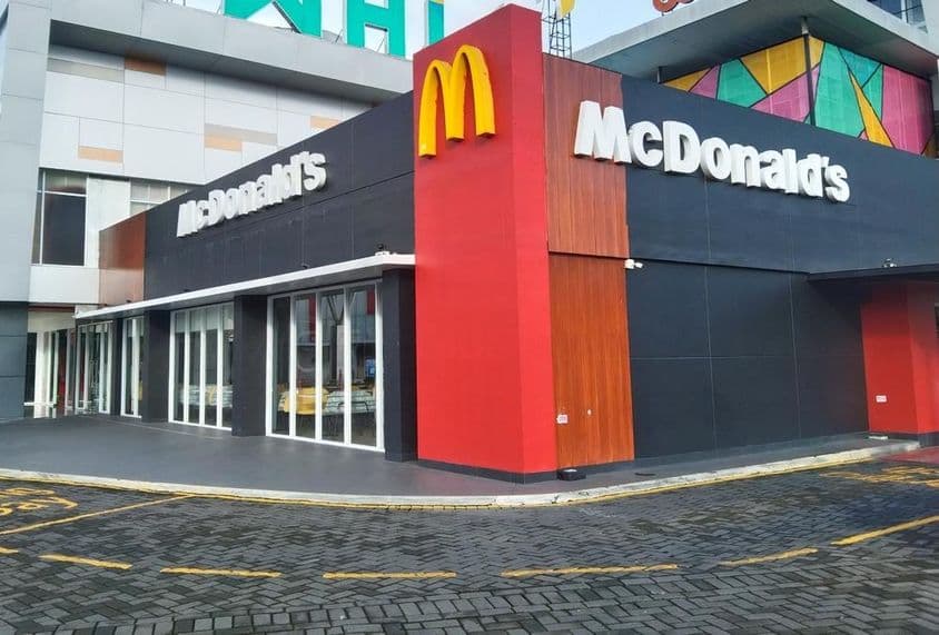 Restaurant McDonald's dans une petite rue.