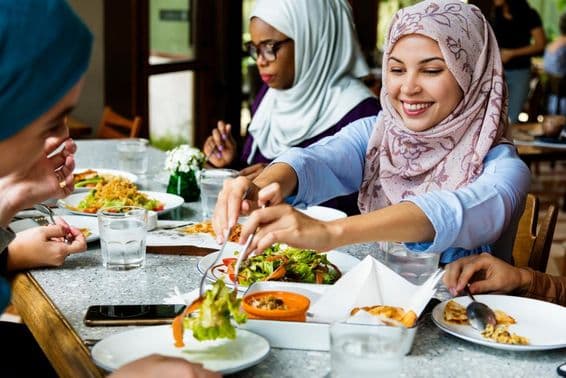 Femmes musulmanes dînant avec des hijabs.