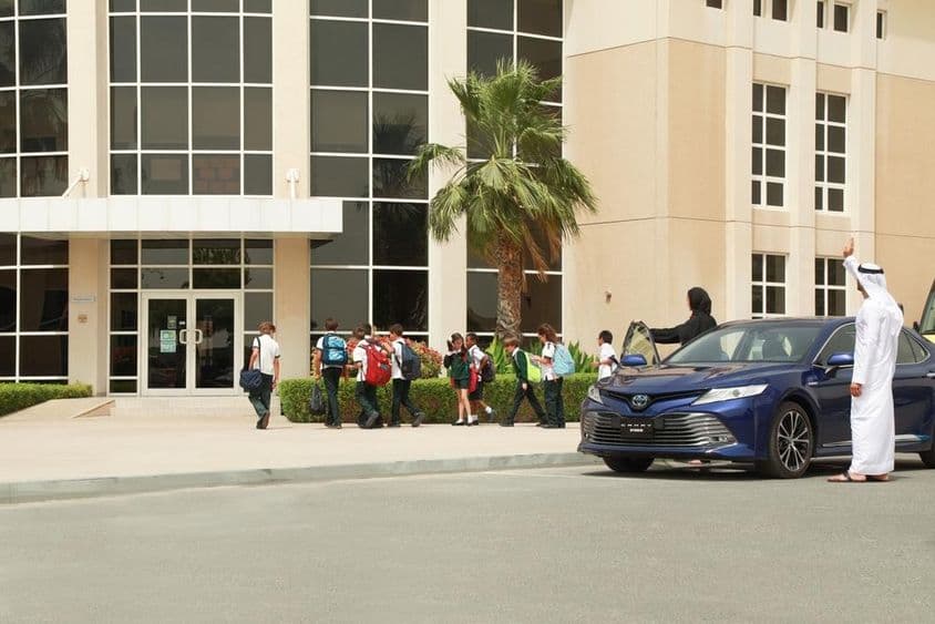 Un couple arabe accompagnant leurs enfants à l'école.