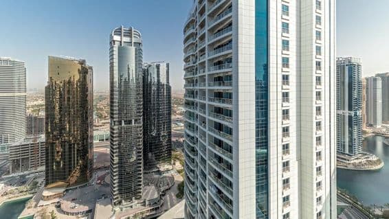 Vue aérienne des immeubles résidentiels du quartier JLT, zone polyvalente du centre des matières premières de Dubaï.