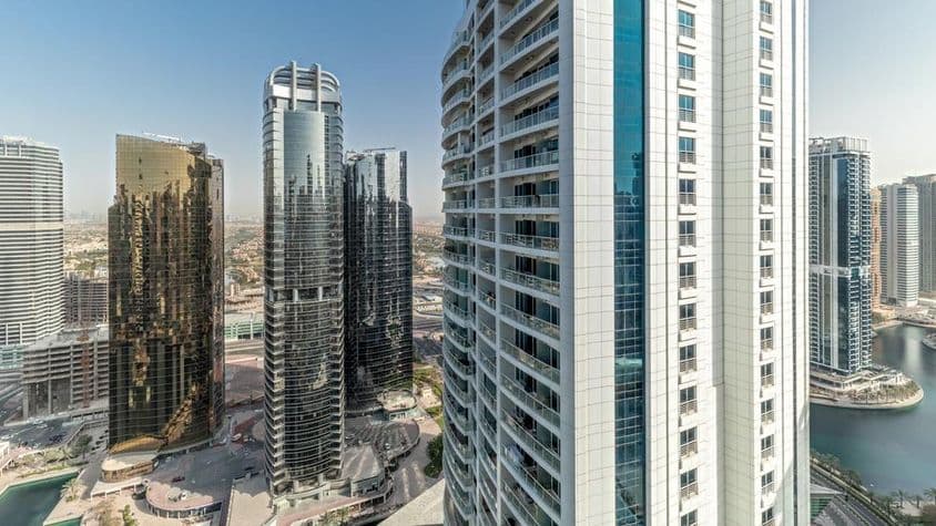Vue aérienne des immeubles résidentiels du quartier JLT, zone polyvalente du centre des matières premières de Dubaï.