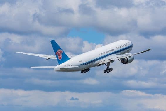 Un avion cargo Boeing 777-F de China Southern Airlines décollant de l'aéroport.