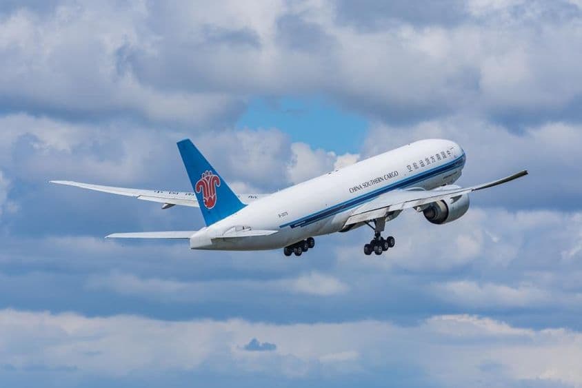 Un avion cargo Boeing 777-F de China Southern Airlines décollant de l'aéroport.