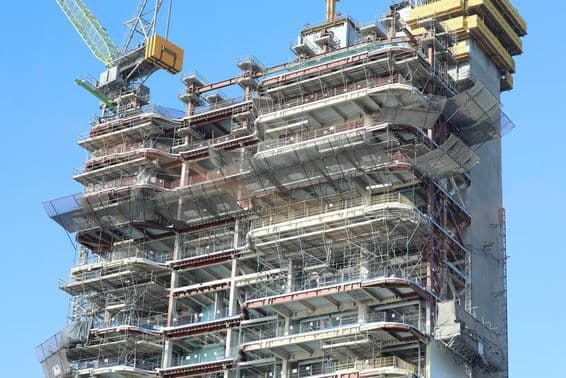 Travaux de construction sur des gratte-ciels à Dubaï.