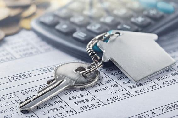 Immobilier, porte-clés avec un symbole de maison.
