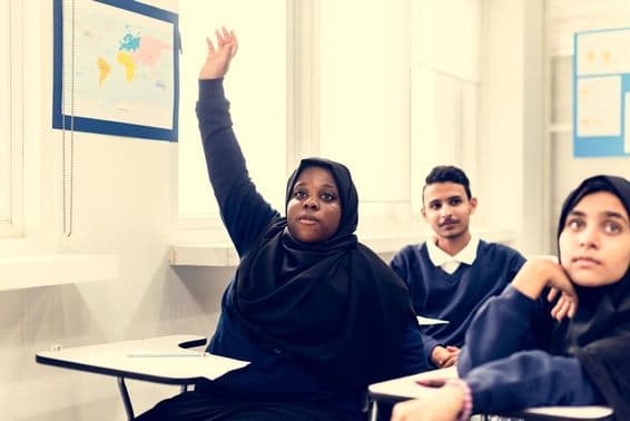 Enfants musulmans étudiant dans une salle de classe