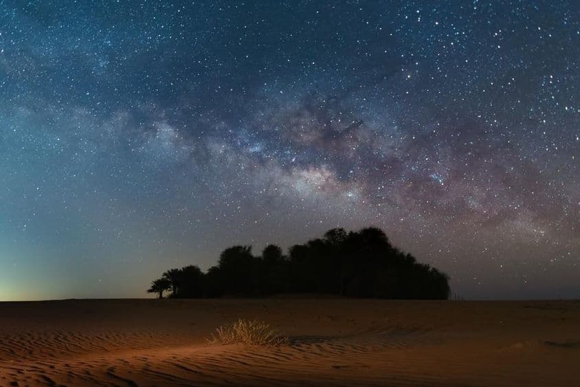 Les étoiles nocturnes remplissent le ciel lacté au-dessus du désert d'Oasis.