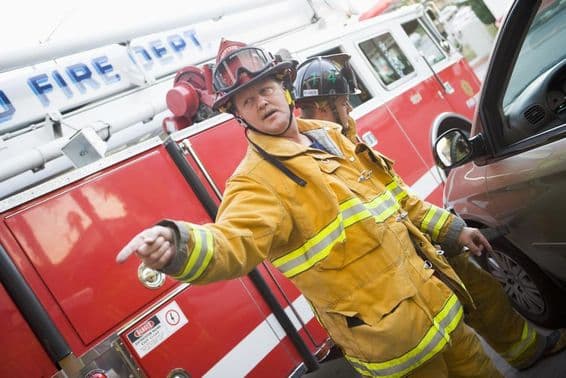 Pompiers aidant lors d'un accident de la circulation.