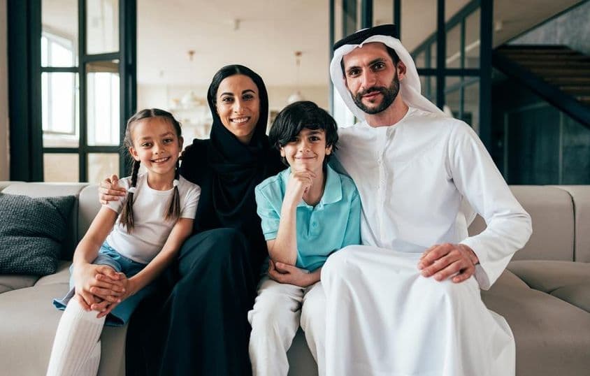 Famille arabe traditionnelle de Dubaï passant du temps ensemble chez eux.