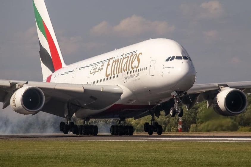 Avion Emirates Airbus A380 lors de l'atterrissage.