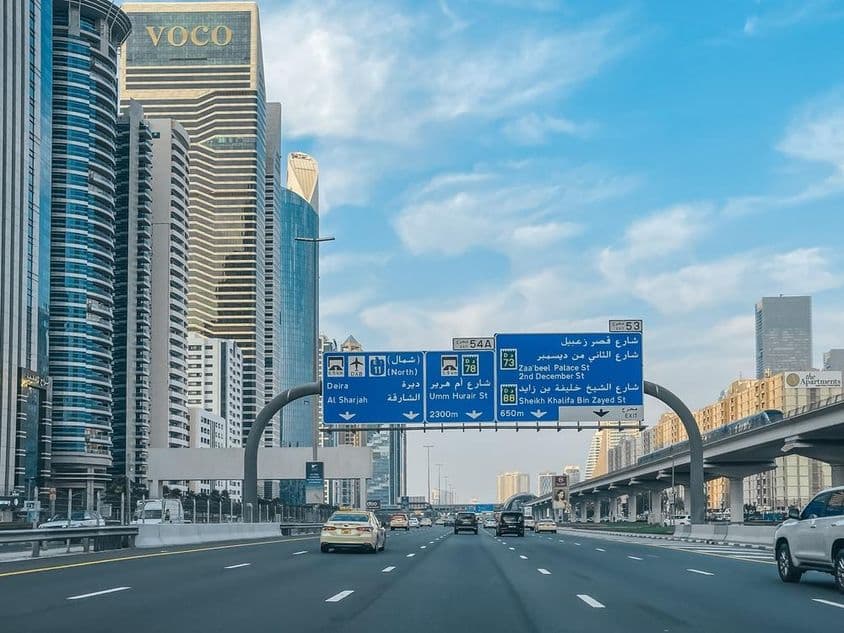 Les monuments emblématiques de Dubaï et la route Sheikh Zayed en hiver.