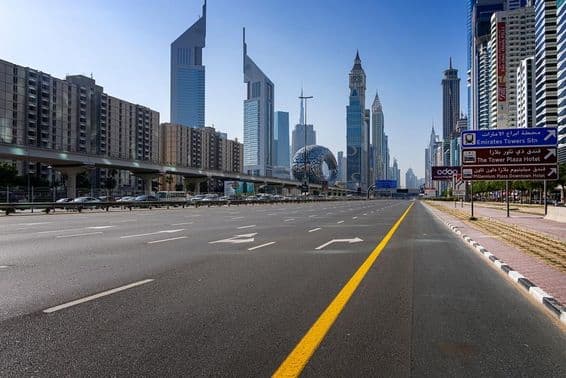 La route Sheikh Zayed avec le Musée du Futur et gratte-ciels en arrière-plan.