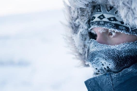 Un homme en vêtements et masque d'hiver, climat arctique froid