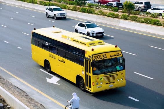 Bus scolaire à Dubaï sur l'autoroute.