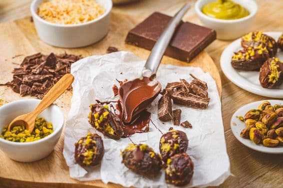 Délicieux dessert, datte farcie de mousse de pistache, une alternative populaire au chocolat à Dubaï.