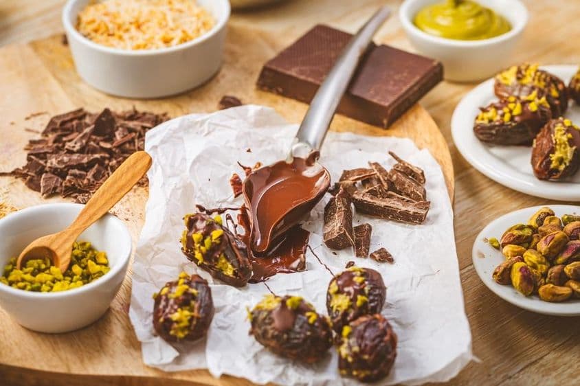 Délicieux dessert, datte farcie de mousse de pistache, une alternative populaire au chocolat à Dubaï.