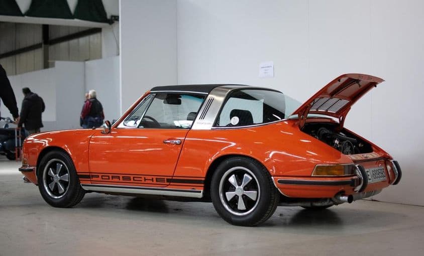 Porsche 911 classiques de couleur orange.