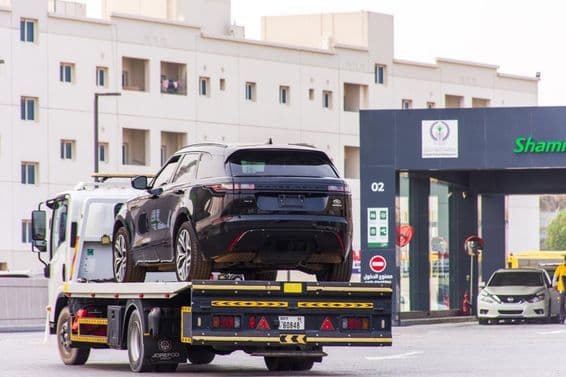 Range Rover Velar sur un camion de remorquage dans la ville de Sharjah.