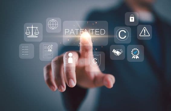 Écran tactile avec des icônes symbolisant les copyrights et la propriété intellectuelle brevetée.