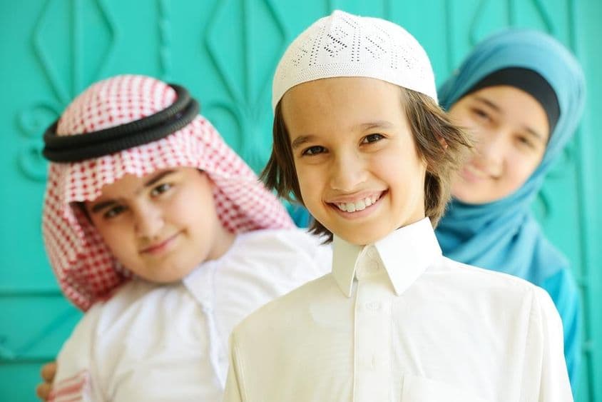 Élèves arabes garçons et filles.