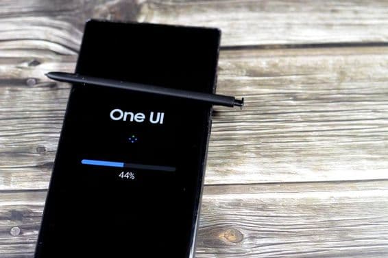 Smartphones phares Samsung, mise à jour Galaxy AI One UI.