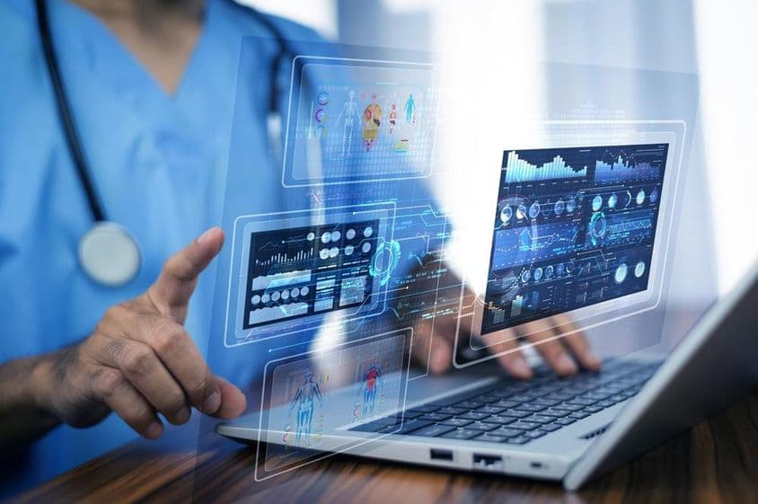 Données médicales projetées sur un ordinateur.
