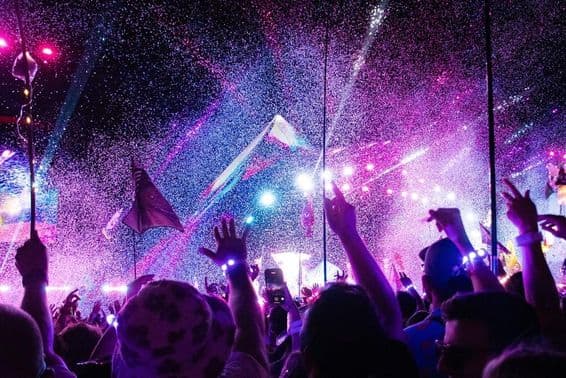 Coldplay à Abu Dhabi, fans devant la scène.