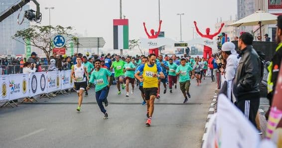 Coureurs et gagnants du marathon sur le parcours urbain.