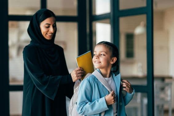 Famille arabe traditionnelle de Dubaï, jeune fille se rendant à l'école le matin.