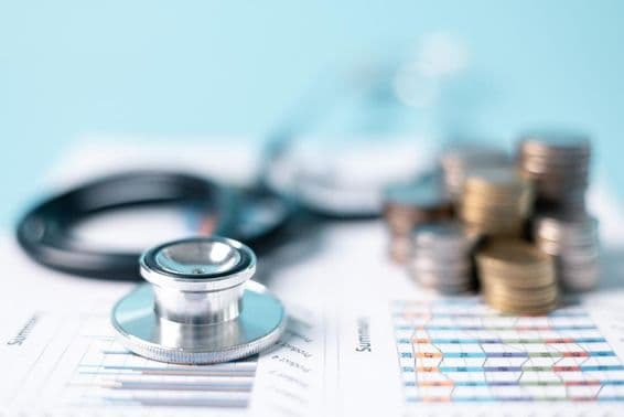 L'assurance santé est une décision financière judicieuse, économisant de l'argent sur les dépenses médicales.