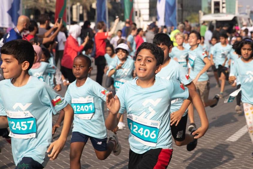 Enfants courant un marathon de 3 km.