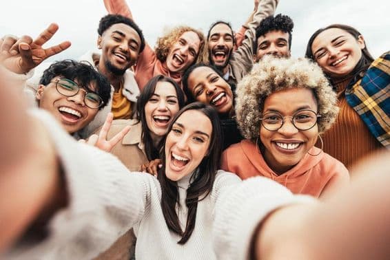 Groupe de personnes prenant un selfie.