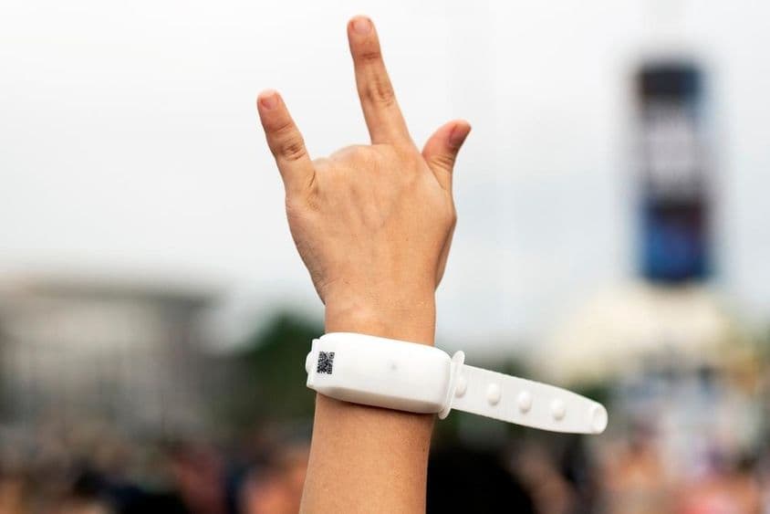 Main d'un fan en l'air.