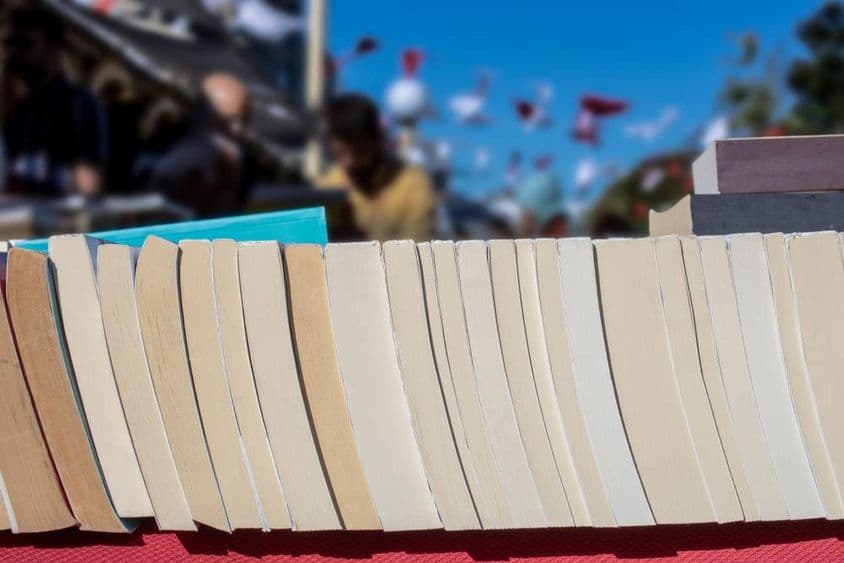 Vieux livres vendus lors du festival.