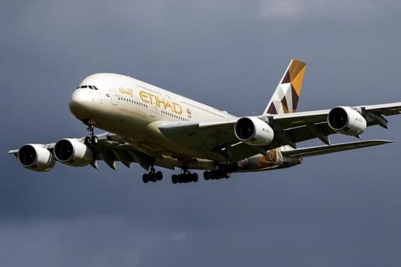 Avion de passagers Etihad Airways volant dans les airs.