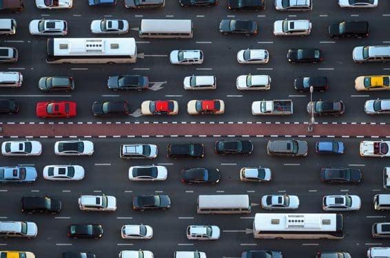 Vue aérienne des voitures dans un embouteillage à Dubaï.