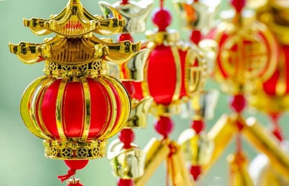 Lanternes du Nouvel An Chinois et décoration avec le mot chinois pour bonne fortune et bénédiction.