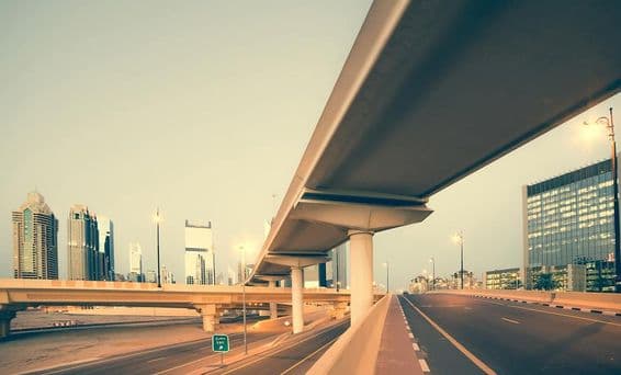 Routes et pont sur la route Sheikh Zayed à Dubaï.