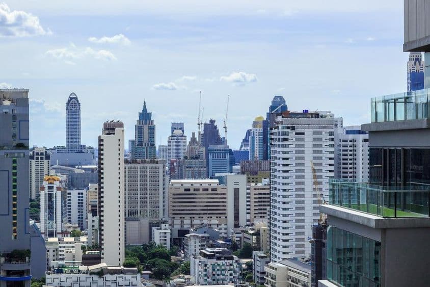 Vue de la skyline de Fujaïrah depuis le ciel.