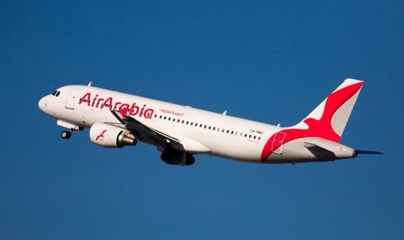 Airbus A320 immatriculé CN-NMG, Air Arabia Airlines, décollant de la piste.